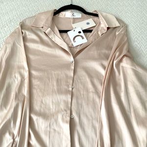 Long Sleeve, polyester stain fabric, size xl, brand new. Color Champagne.